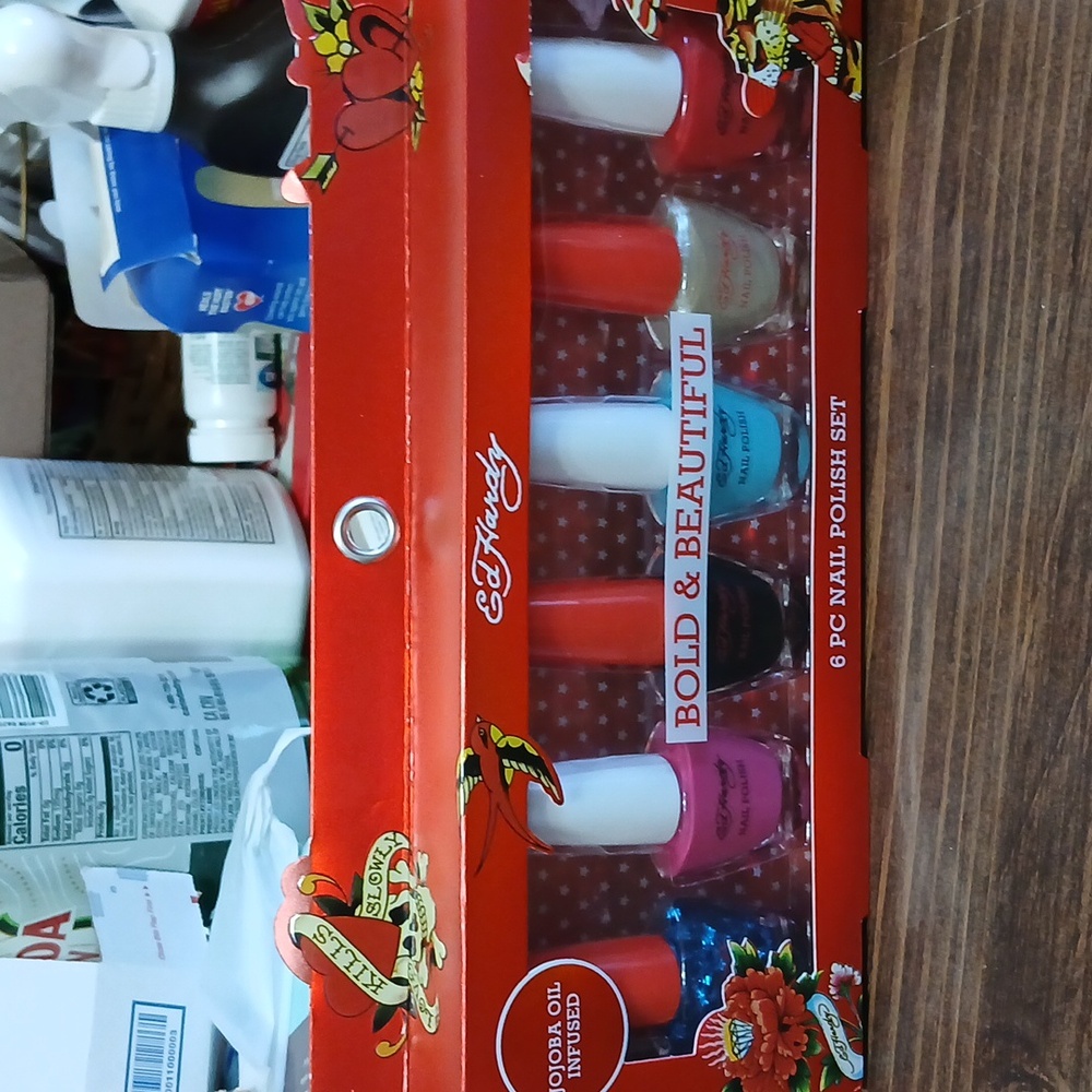 ED HARDY BOLD & BEAUTIFUL 6 PIECE NAIL POLISH SET